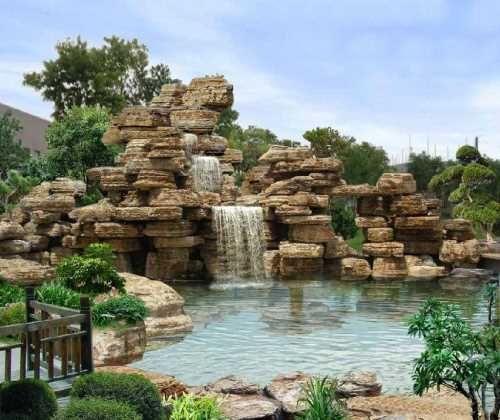 青岛假山吃瓜事件视频播放,视频播放引发网友热议